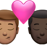 öpücük: erkek erkek orta cilt tonu koyu cilt tonu