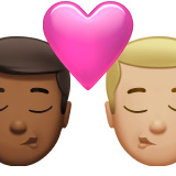 öpücük: erkek erkek orta koyu cilt tonu orta açık cilt tonu