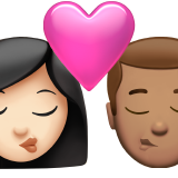 öpücük: kadın erkek açık cilt tonu orta cilt tonu