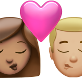 öpücük: kadın erkek orta cilt tonu orta açık cilt tonu