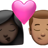 öpücük: kadın erkek koyu cilt tonu orta cilt tonu