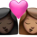 öpücük: kadın kadın koyu cilt tonu orta cilt tonu