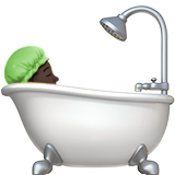 banyo yapan kişi: koyu cilt tonu