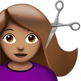 saç kestiren kadın: orta cilt tonu